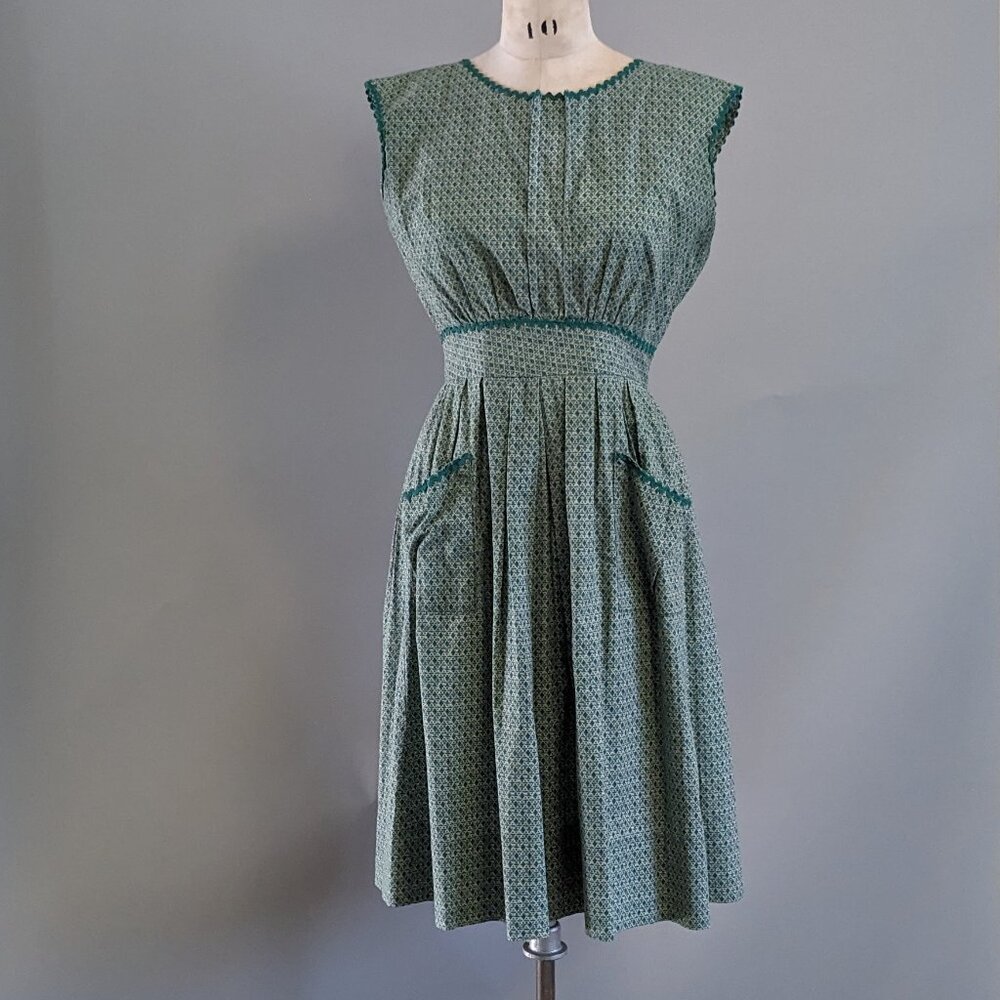 Vintage 1960s Apron Dress with Diamond and Flower Pattern Size Small